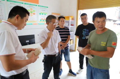 江華瑤族自治縣商務(wù)局程達(dá)明局長(zhǎng)實(shí)地考察鎮(zhèn)、村級(jí)電商服務(wù)站點(diǎn)建設(shè)情況